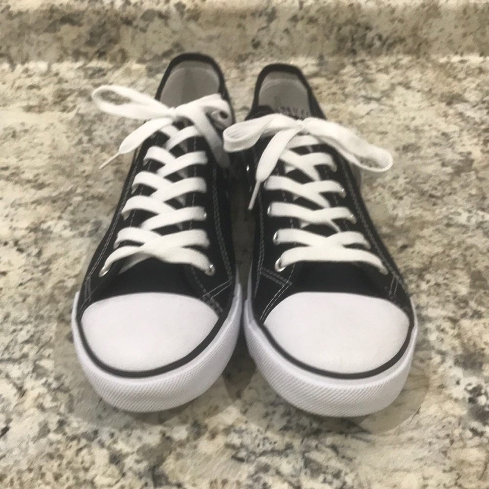 ⛔️REDUCED⛔️ NWT REVOLUTION SNEAKERS